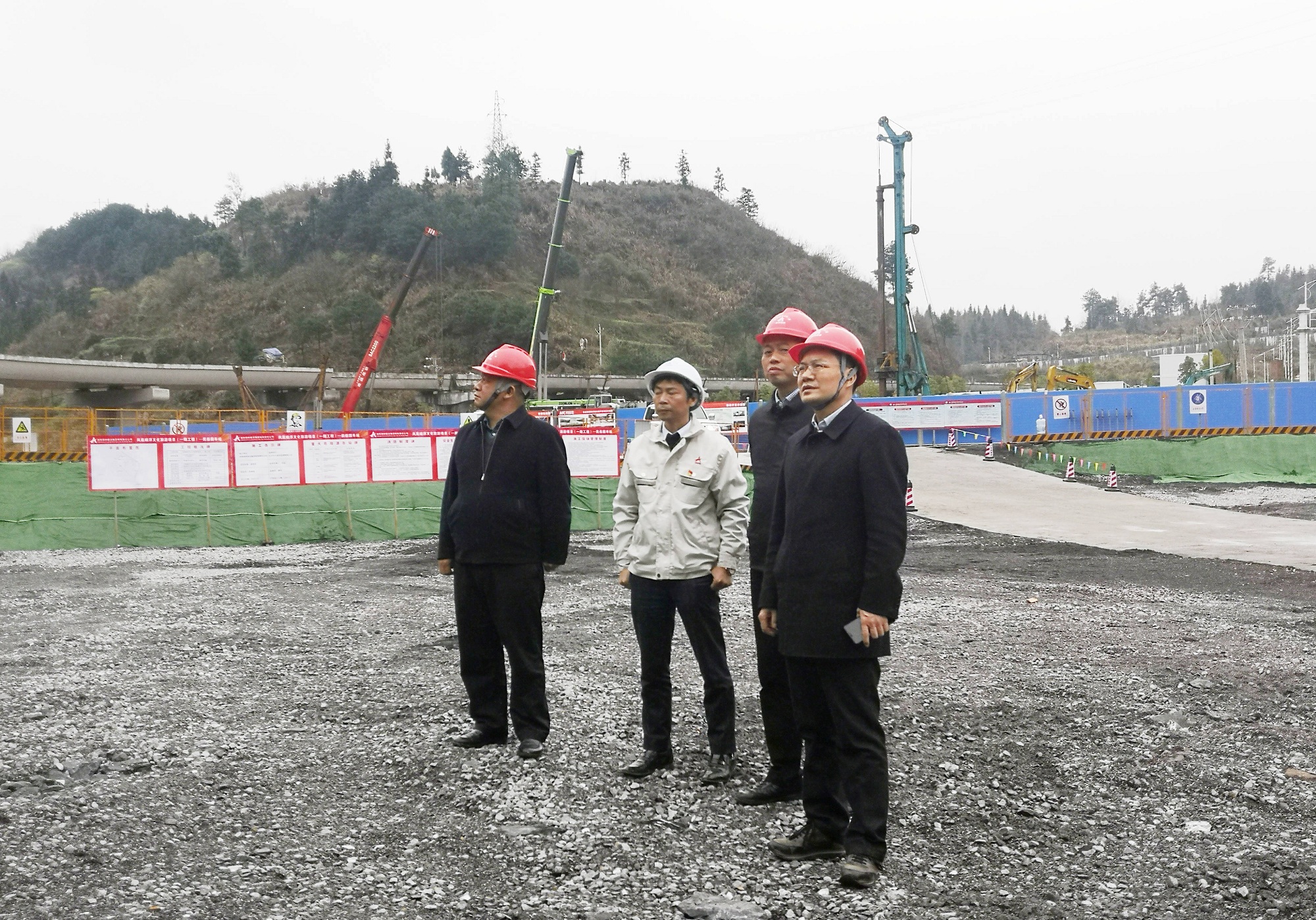 杨雄伟赴凤凰磁浮项目督查清静生产_副本.jpg