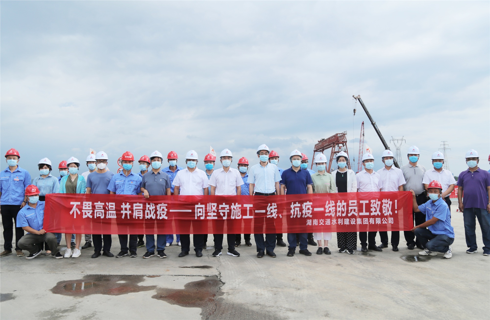 1.胡建华一行探望慰问香炉洲项目一线职员（前排中）_副本.jpg